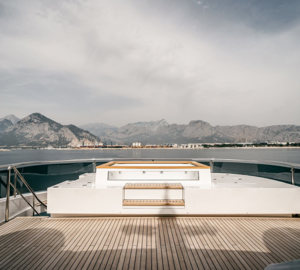 Sundeck Jacuzzi