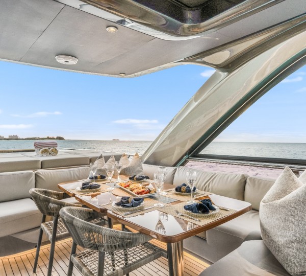 Flybridge dining