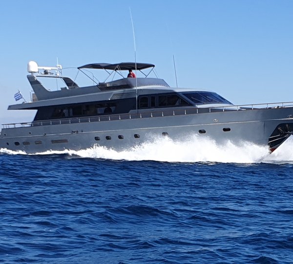 Motor Yacht KISS - Underway