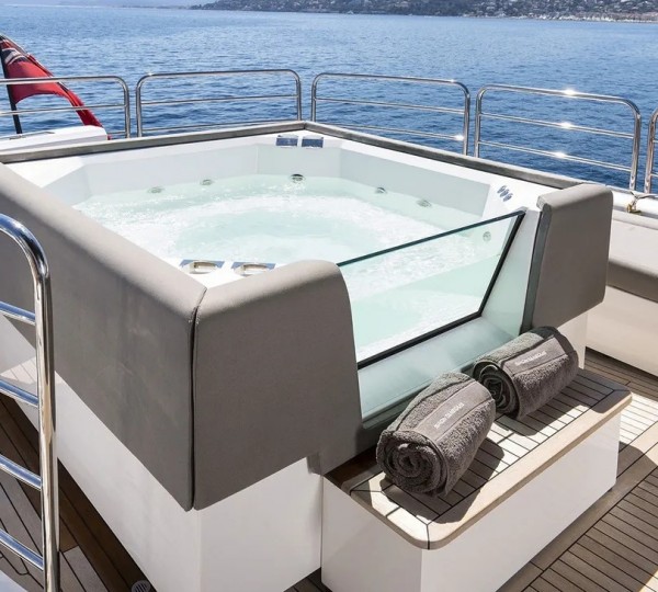 Sundeck Jacuzzi