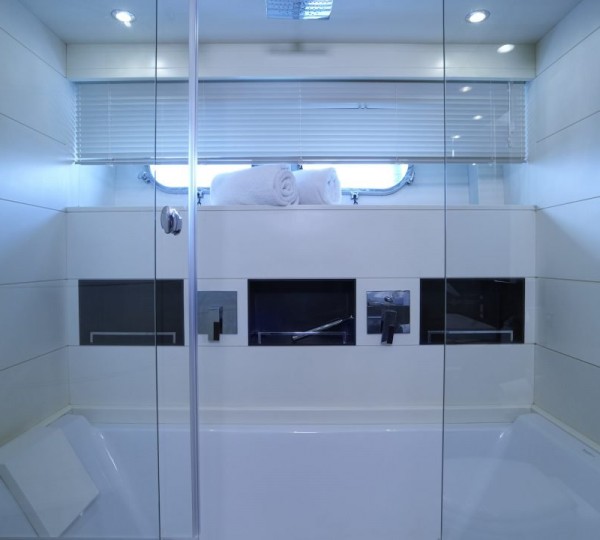 Master Ensuite Bathtub