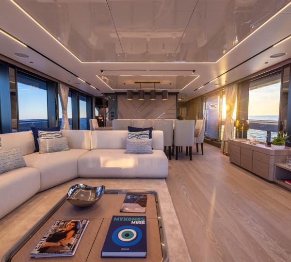 Main Salon (sistership)