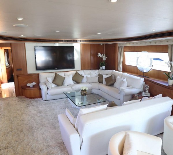 Main salon lounge view forward