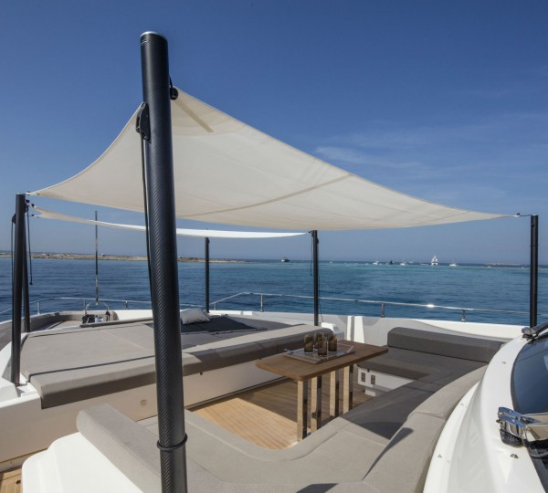 Foredeck with bimini shade