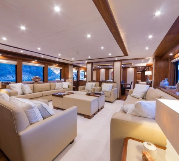 Beautiful main salon