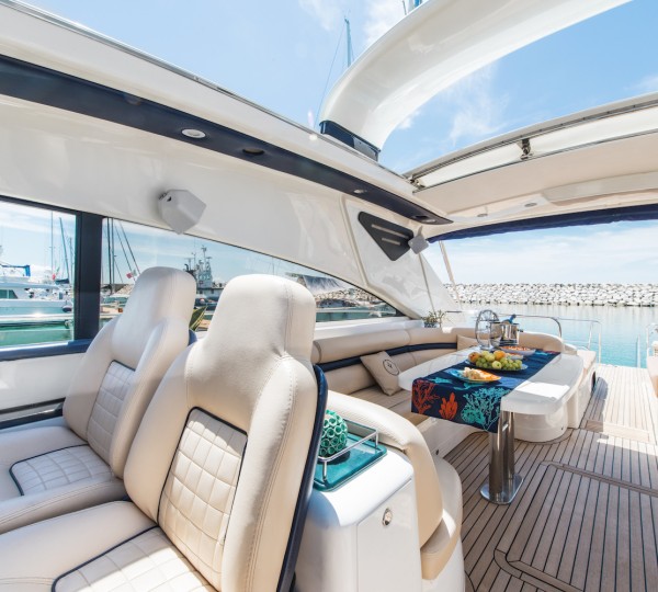 Alfresco Dining On Flybridge