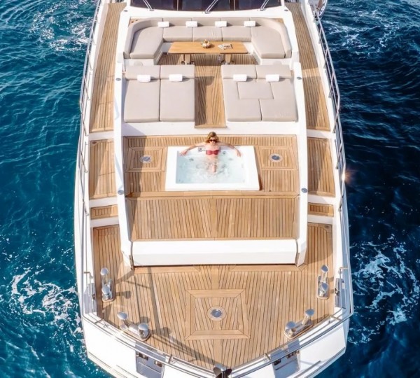 Exterior Relaxation Area With Bath