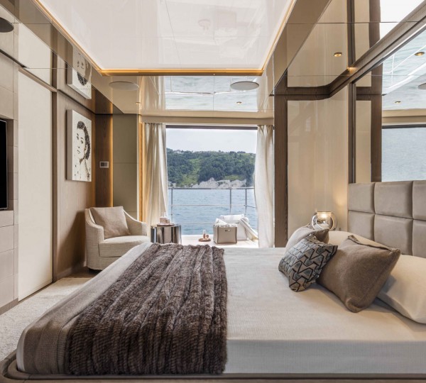 Main deck master suite