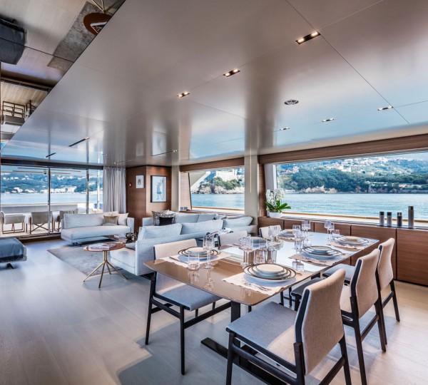 Main salon (sistership)