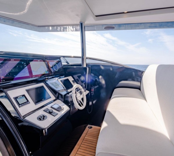 Flybridge helm station