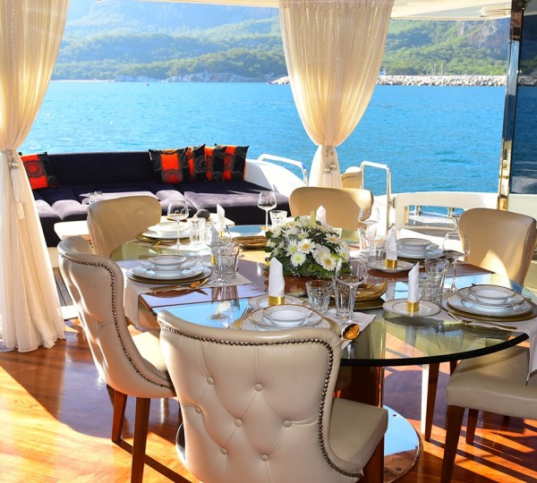 Flexible on deck dining