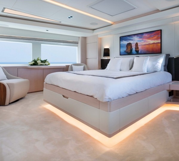 Main deck master suite