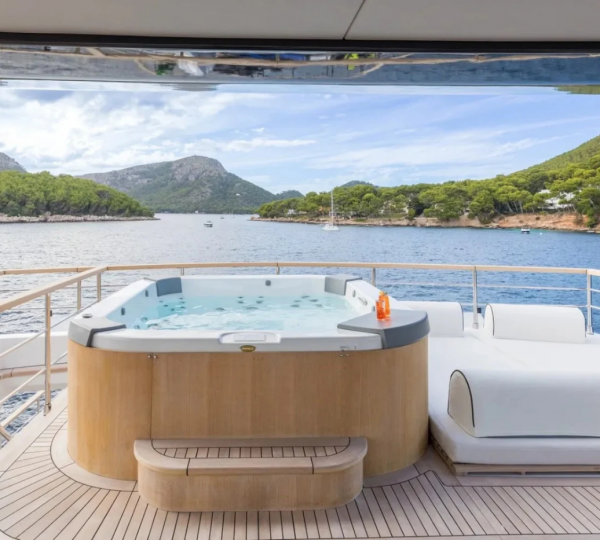 Sundeck Jacuzzi