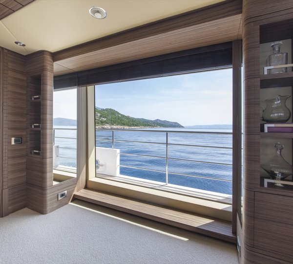 Huge Windows : Doors To The Exteriors