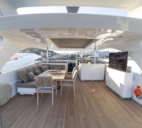 Flybridge Seating And Dining