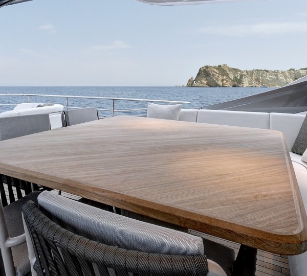 Flybridge dining (sistership)