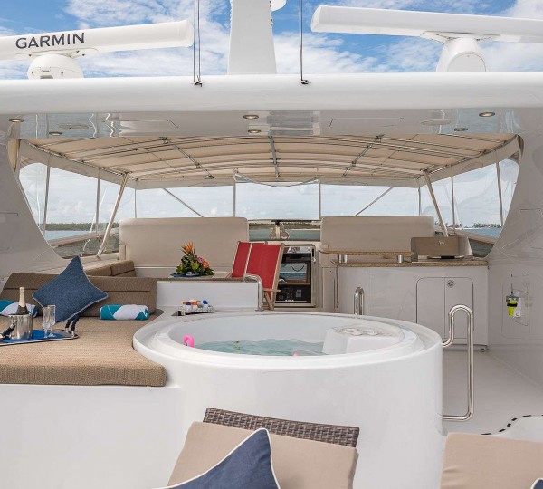 Flybridge With Jacuzzi