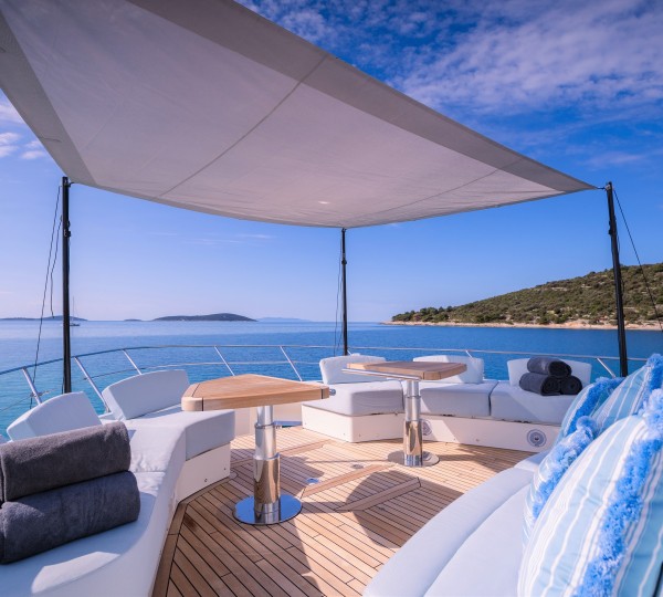 Foredeck with sunshade