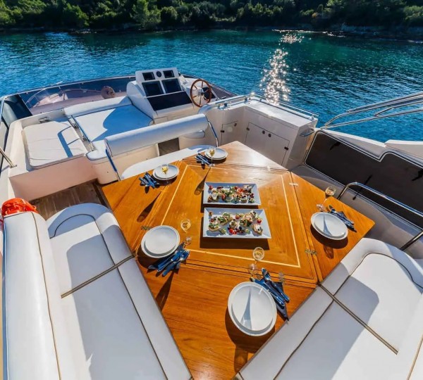 Flybridge Alfresco Dining