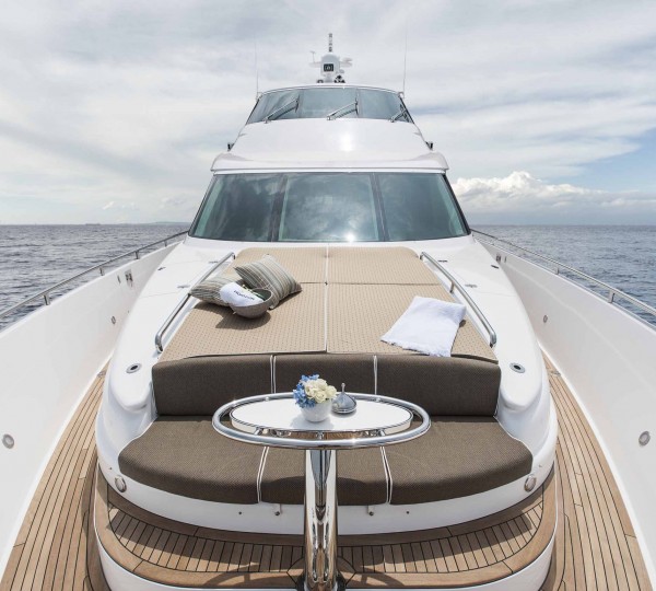 Foredeck With Sunpads