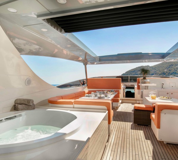 Flybridge With Jacuzzi