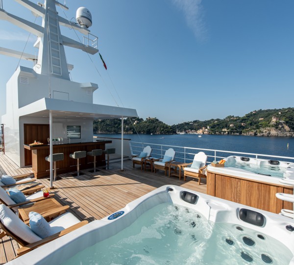 Sundeck Jacuzzi