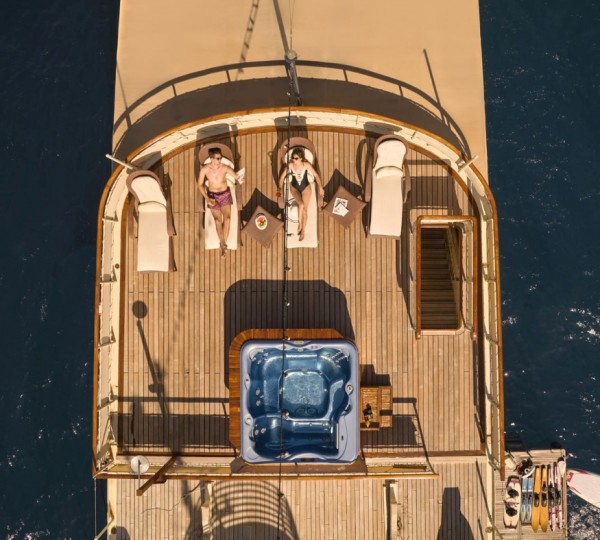 Exterior Relaxation Area With Bath