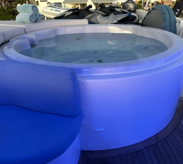 Flybridge Jacuzzi