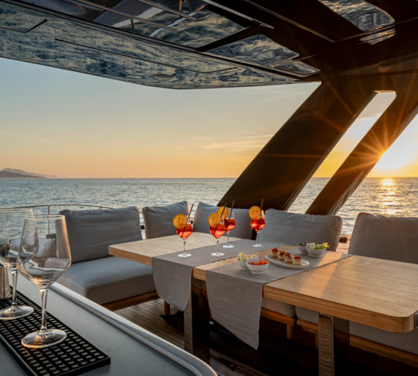 Opendeck Dining With Mini Bar