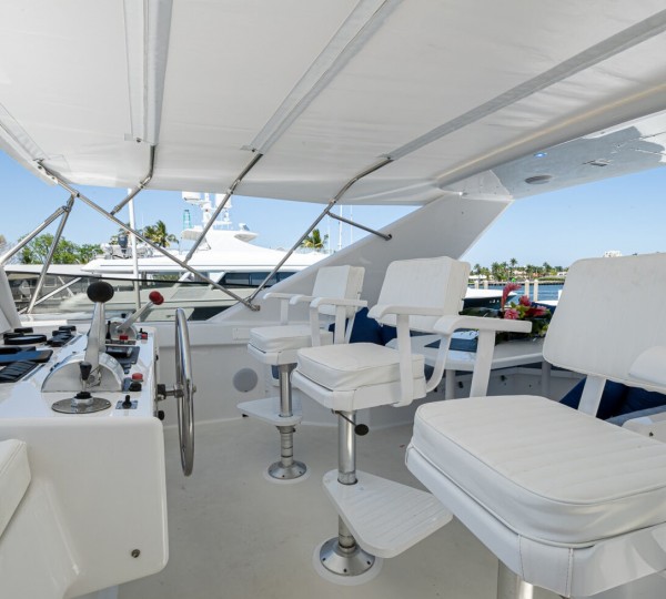 Flybridge helm station