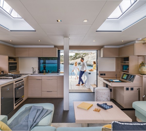 Main Salon (sistership)