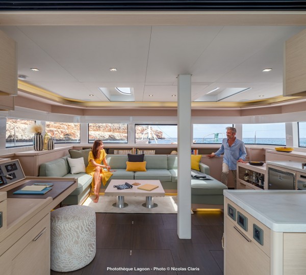 Main Salon (sistership)