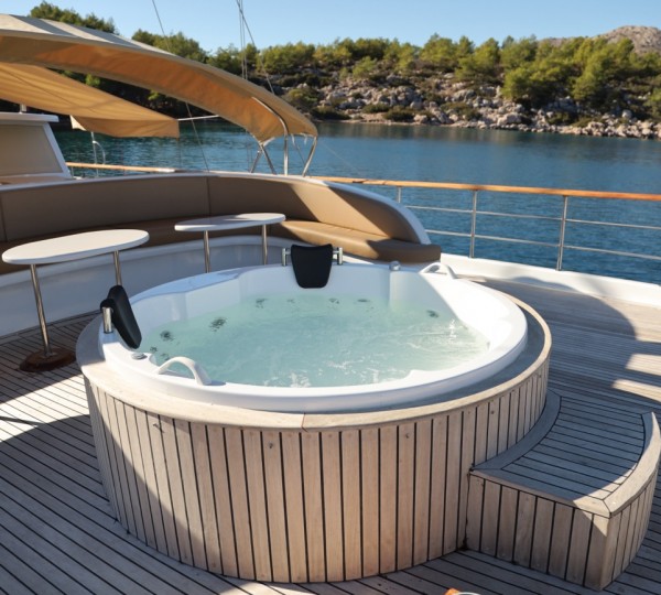Foredeck Jacuzzi