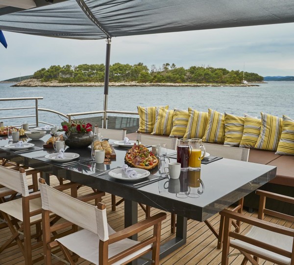Alfresco Dining Set Up