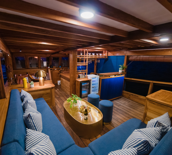 Interior Relaxation Area With Bar