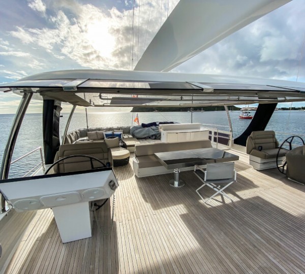 Flybridge sun deck