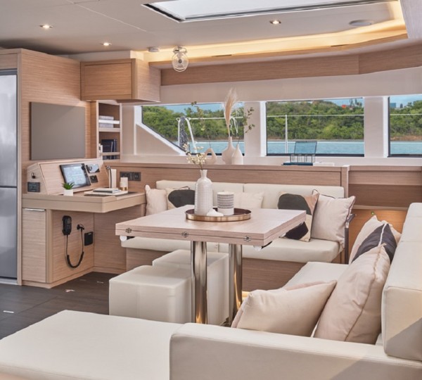 Main Salon (sistership)