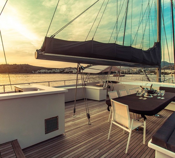 Sundeck Bar And Dining