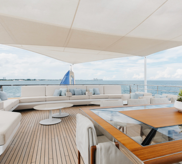 Opendeck Dining With Relaxation Area