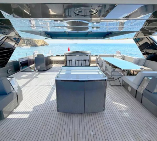 Opendeck Relaxation Area With Dining