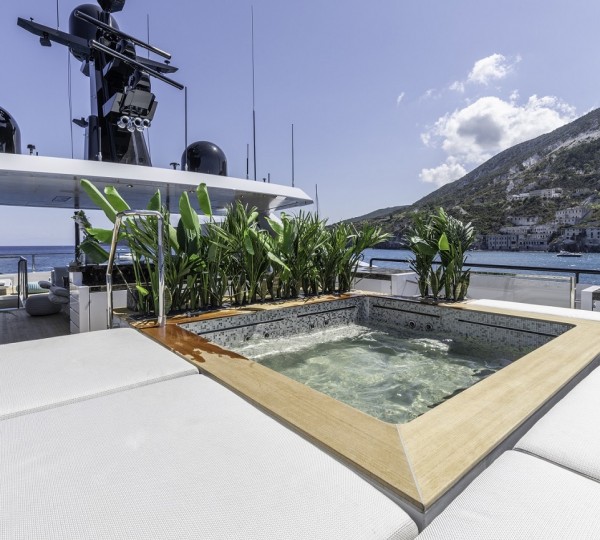 Sun Deck With Jacuzzi