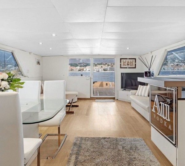 Interior Relaxation Area With Bar