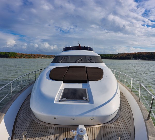 Foredeck and sun pads