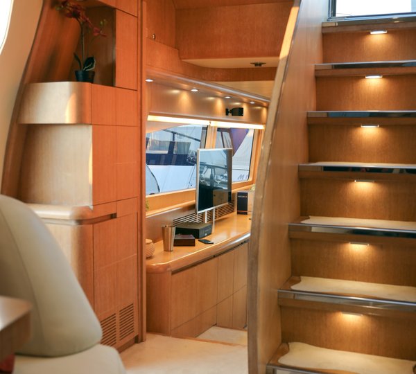 Steps to the flybridge