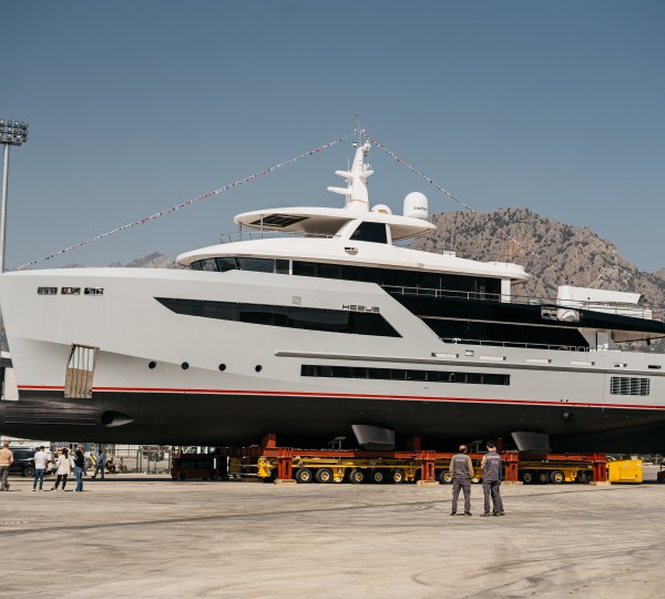 Motor yacht HEEUS