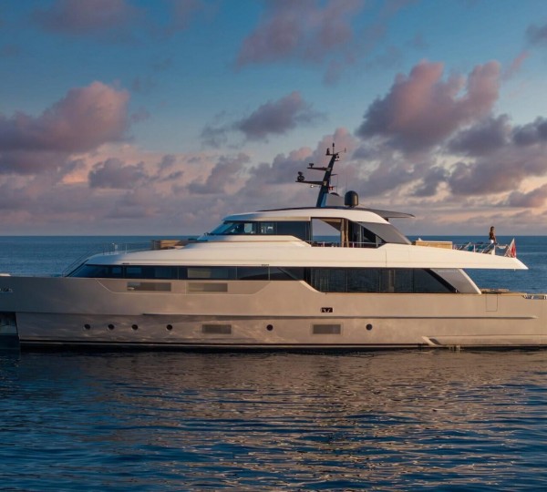 Luxury Yacht AM