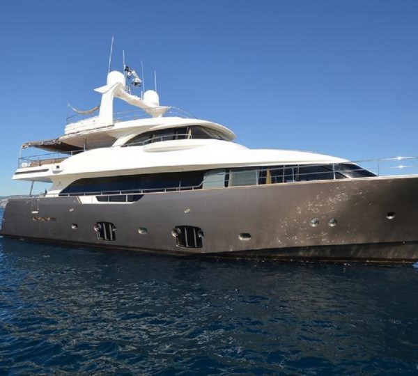 Luxury Yacht DISPARATE