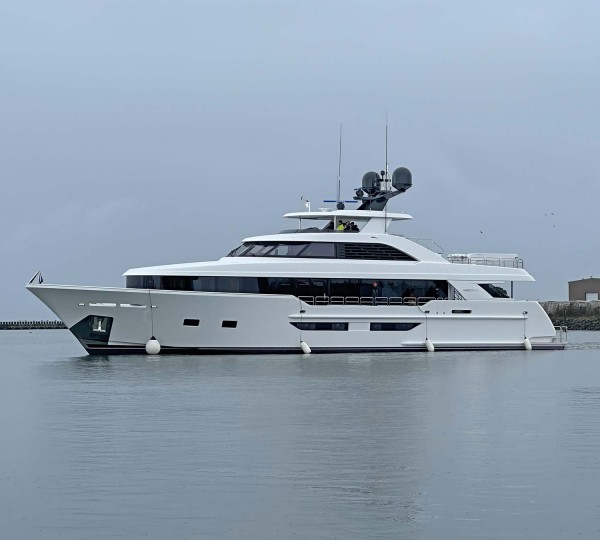 Luxury Yacht PRICELESS