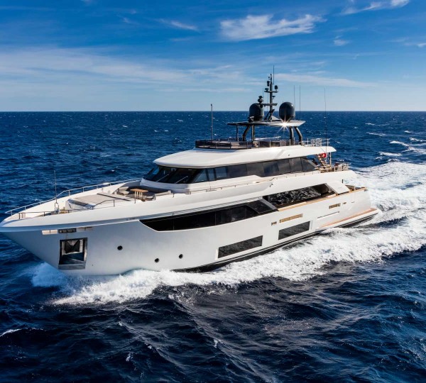 Motor Yacht QUEEN J III (sistership)