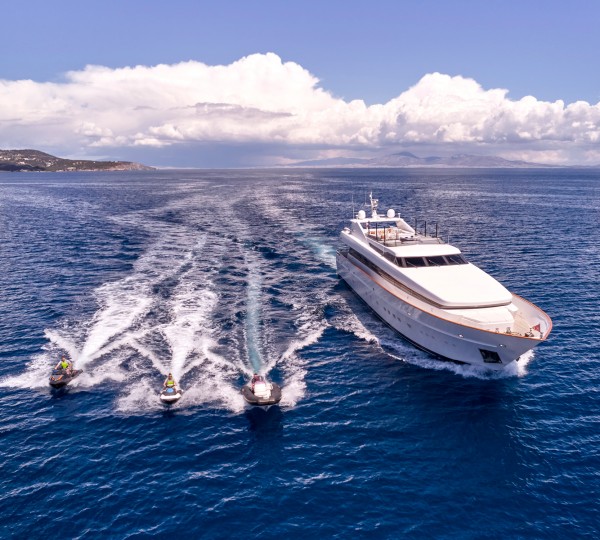 Superyacht MOBIUS